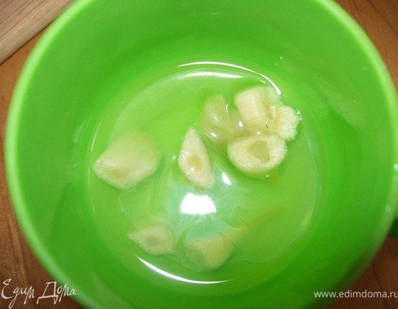 далее добавляем настоенное на чесноке масло (чеснок нам не нужен)..и хорошенько перемешиваем. 