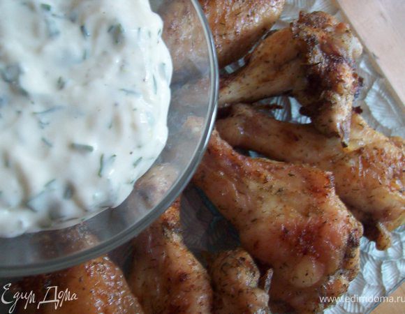 Готовые крылья можно есть с  сырно-йогуртовым соусом http://www.edimdoma.ru/recipes/26239