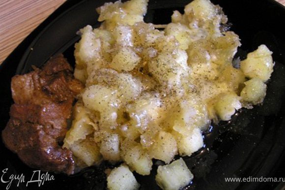 Обжарить картофель на оливковом масле до золотистой корочки, тушить 6 минут, пару раз встряхнуть сковородку, а за 2 минуты до готовности посыпать тертым сыром. Разложить по тарелкам, посыпать зеленью.