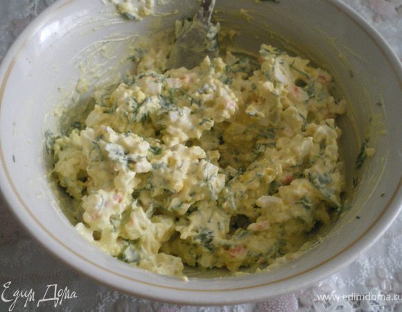 Добавить к растёртым желткам, посолить и заправить майонезом.