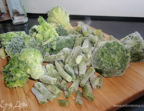 У меня, несмотря на то что лето в разгаре, в этот раз всё замороженное, к огромному сожалению. Хотя бытует мнение, что при заморозке овощи и ягоды практически не теряют своих витаминов! Так что не огорчаемся) Хочу рассказать вам немного о полезности наших ингредиентов. Думаю все знают насколько полезен шпинат (даже мультик есть про Папая, который обретал силу съев немного шпината))) Он богат белками, углеводами, содержит витамин С, В. В шпинате всего 17 ккал в 100 гр. Брокколи (30 ккал в 100гр.) Это вообще кладезь витаминов. Это прекрасный поставщик витаминов K, C, А и U. Ну и фасолька (24 ккал). Это витамины В, С, А и Е! Ну что уже захотелось обогатиться всеми этими полезностями? =) 