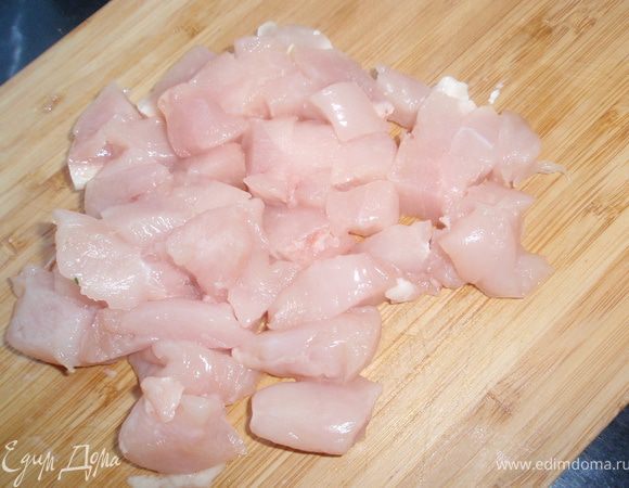 Филе как обычно моем, сушим, отрезаем все лишнее. И нарезаем небольшими кусочками. 