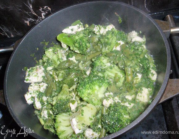 Затем хорошенько помешаем, приправим и оставим ещё минут на 10. 