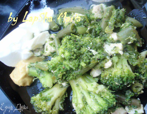 К этому блюдо здорово подходит соус из сметаны и горчицы. Получается немного пикантно и необычно) Приятного аппетита! 
P.S.  Для наших любимых вегетарианцев могу предложить заменить мясо на грибы! Уверена, что это будет не менее вкусно и даже полезней. 