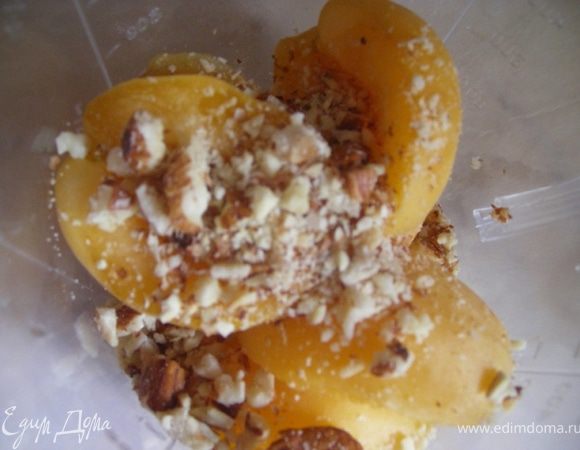 Взбиваем абрикос и миндаль, сахар