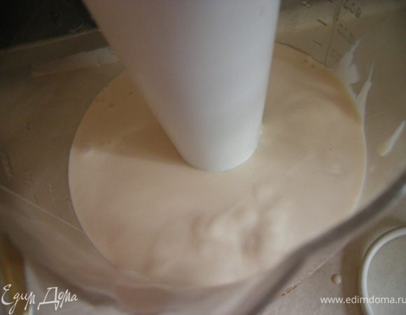 Добавляем т.молоко и ряженку , хорошенько взбиваем