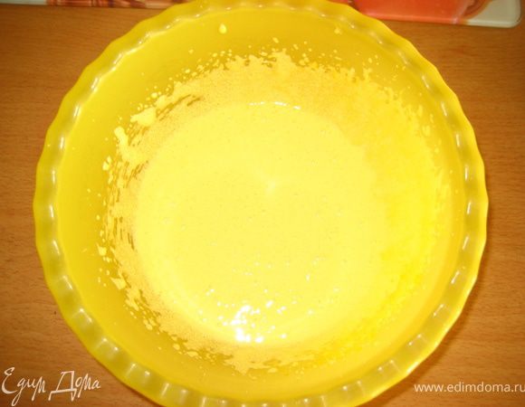 Желтки с сахаром(можно добавить чуть больше половины стакана, потому что сладости вполне достаточно) растереть до бела. Добавить соду погашенную сметаной. Добавить растопленный маргарин и муку. замесить тесто, которое по получается мягкое, пластичное, но не прилипающее к рукам. 
И отправить в холодильник на 15 минут