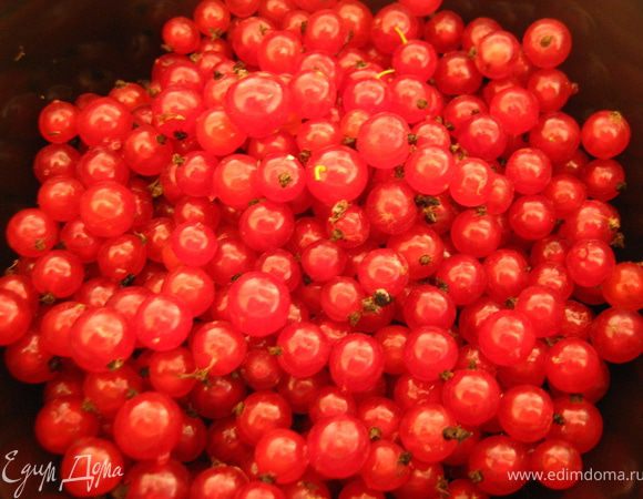 Красную смородину очистить от веточек, это очень легко сделать при помощи вилки. мне так понравилось это занятие, что я немного увлеклась)))