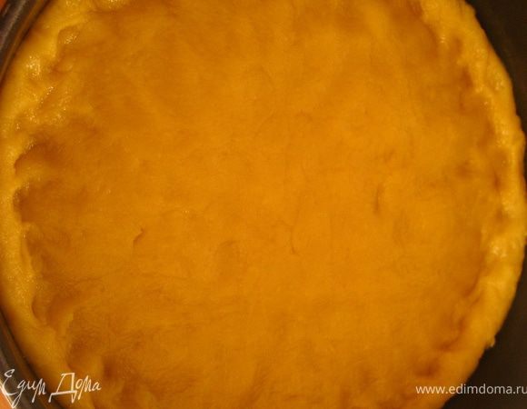 Пока наше тесто прохлаждается,белки с сахаром взбить до устойчивых пиков.
Тесто размять по форме,предварительно смазанной маслом!