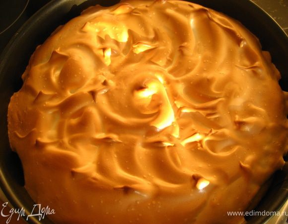 Вуаля!! Наше "воздушное наслаждение" готово! Дабы совсем обрадовать мужа, я положила еще и шарик мороженного! Хотя он здесь лишний, потому как пирог един и гармоничен в своем вкусе!
Ему нужна лишь кружка-подружка чая:)
Приглашаю попробовать пирожок)