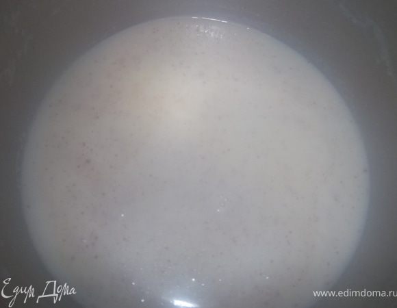 В кипящее молоко добавляем специи