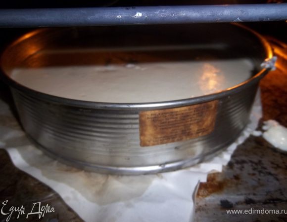 Корж заливаем чизкейком.Выпекаем 45 мин. при 180С