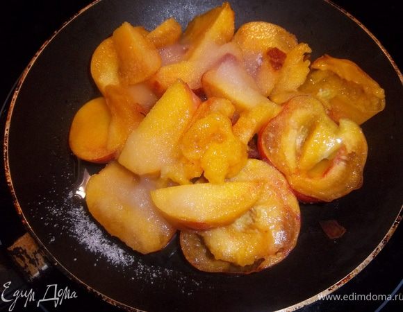 Персики разрезать пополам, освободить от косточек и выложить на сковородку.Смешать 4 столовых ложки воды, 3 столовых ложки сахара и пару капель ванильного экстракта, добавить к персикам. Тушить персики на небольшом огне, пока они не станут мягкими.