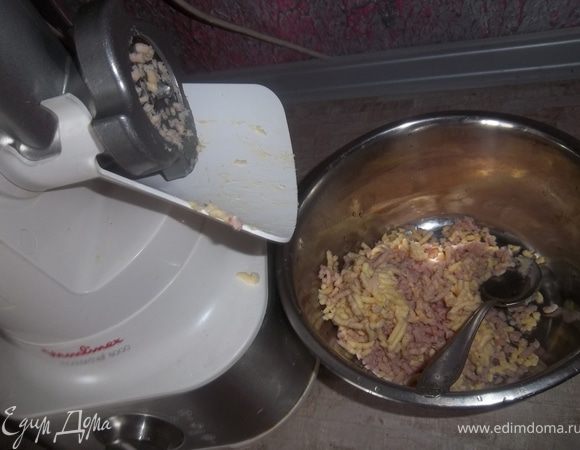 Половину ветчины, масло и сыр тв. пропусти через мясорубку