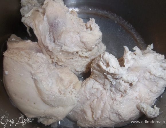 Отвари филе в подсоленной воде и нарежь.Выложи в форму