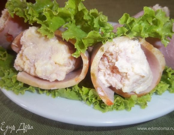 Сверни кулечками полоски ветчины, заполнни готовым муссом и выложи на блюдо