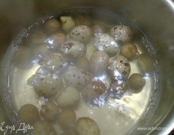 Отварить молодую картошку в мундире. Перепелиные яйца тоже сварить.