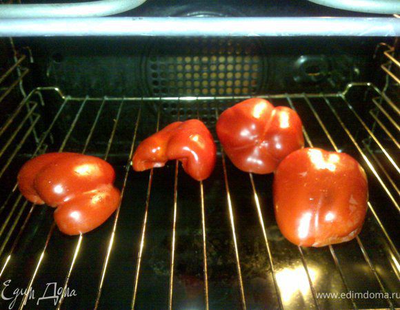 Болгарский перец запечь. Очистить от кожицы, удалить семена, тонко нарезать.