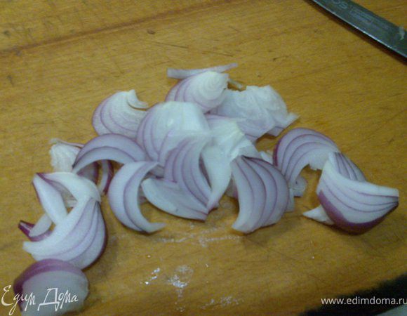 Красный лук тонко нарезать.
