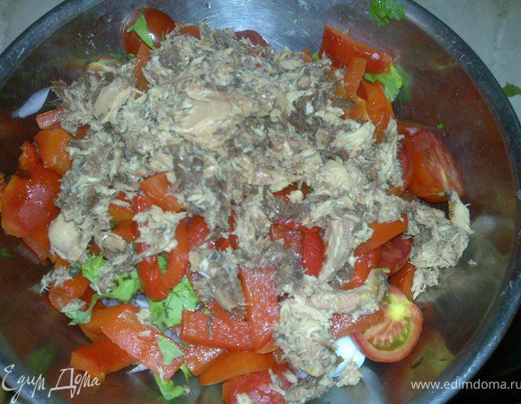 Соединить все подготовленные ингредиенты.<br />
Зеленый лук измельчить. Яйца и помидоры разрезать пополам, положить в салат, посыпать каперсами, красным и зеленым луком. Все перемешать. Тунца раскрошить вилкой и выложить сверху.