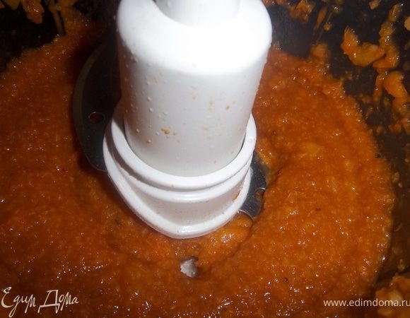 Добавить сахарную пудру и вино, хорошенько перемешать в миксере ножом