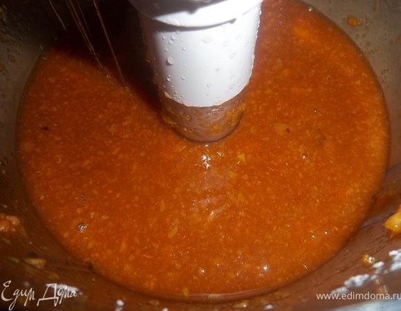 Хорошенько взбить венчиком.Влить сорбе в пластиковый контейнер, закрыть крышкой. Замораживать примерно 8 часов, перемешивая каждый час, чтобы смесь осталась однородной. 