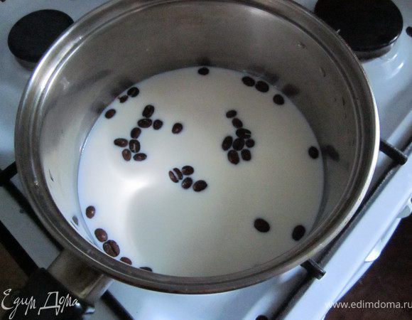 Разогреть на слабом огне молоко с кофейными зернами, довести до кипения  и проварить 2 минуты. Процедить.