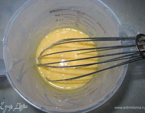 Желтки взбить с сахаром добела.