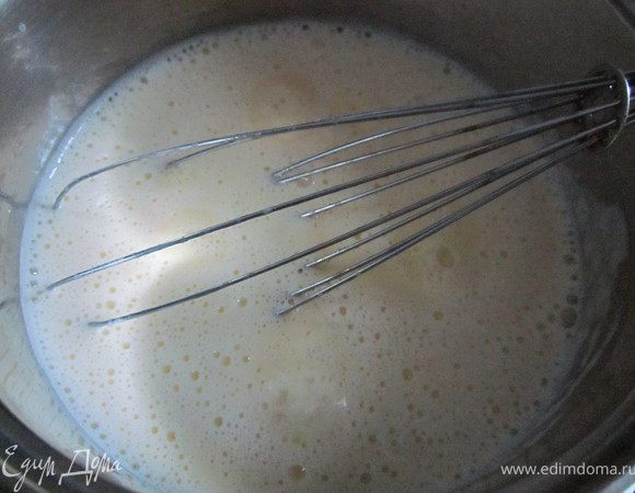 Осторожно соединить желтки с молоком и прогревать на небольшом огне до тех пор пока смесь слегка не загустеет. За смесью следите и постоянно помешивайте. Если все же у вас образовались комочке, просто процедите.