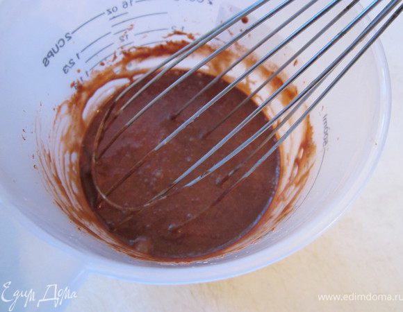 Шоколад растопить и соединить со взбитыми сливками. Наполнить полученной смесью кондитерский мешок или шприц. Я сделала кулечек из пекарской бумаги.