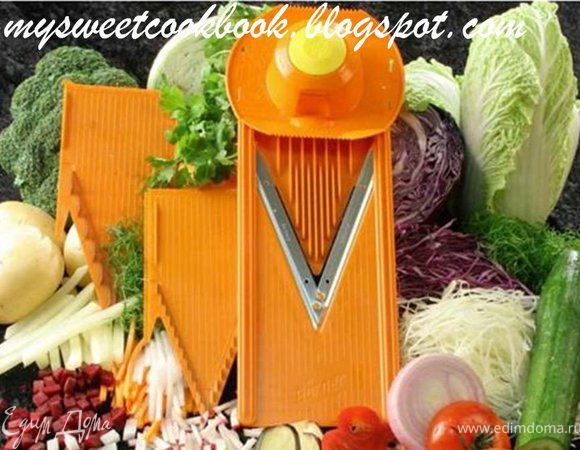 Сначала лук нарезать: мне нравится колечками, а чеснок - пластинками. Для этого я использую специальную терку "Burner"- это мой верный помощник и незаменимый кухонный прибор.