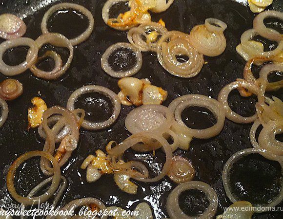 В сковороде разогреть оливковое масло и обжарить лук и чеснок до золотистого цвета.