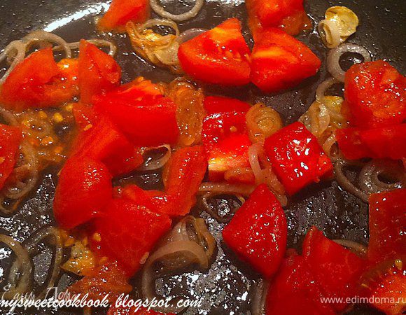 Помидоры очистить от кожуры. Каким образом это сделать в рецепте Юлии не описано. Но я сделала это по-своему: на помидоре сделала крестовидный надрез и опустила на минутку в кипяток. после этого кожура с помидоров снимается очень легко. Помидоры порезать крупно и добавить к луку. Уменьшить огонь до минимума и протушить все 15 минут. Посолить по вкусу.