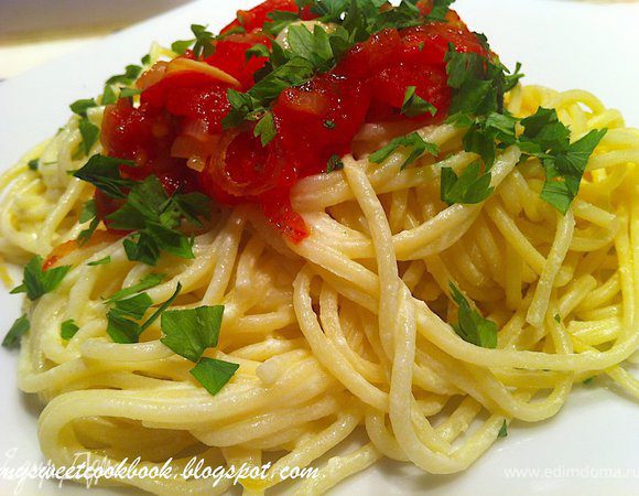 Вывод: блюдо имеет острый вкус, водка вообще не чувствуется.  Спагетти нежные, мягке. Томатный соус подходит к ним как нельзя лучше.
Аккуратность: отличная (испачкана сковорода, кастрюля, терка)
Нюанс: для детей такое блюдо не подойдет. А вот иностранцев угостить оригинальным блюдом вполне можно;) 