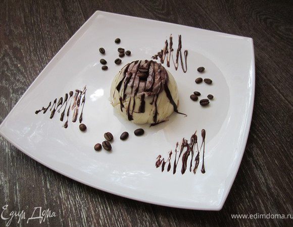 Пока крем в формочках ещё мягкий (но вы видеть, что он начал застывать) проколите кондитерским шприцем (или, что у вас) середину десерта и выдавите немного шоколадного крема в середину. Охлаждайте десерт до полного застывания в холодильнике. У меня стоял всю ночь. Перед подачей украсти растопленным шоколадом и кофейными зернами. 
