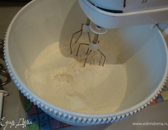 Смешиваем в миксере муку, соль, сахар и соду