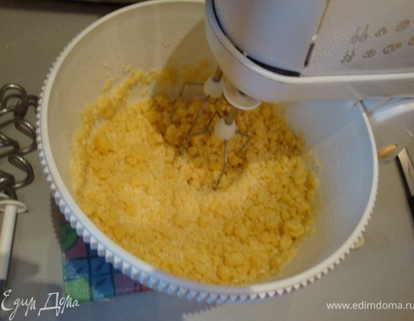 Выкладывем сливочное масл и смешиваем до образования крупной крошки