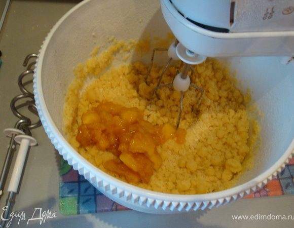 Чистим, вынимаем косточку и измельчаем абрикос. Добавляем его к тесту 