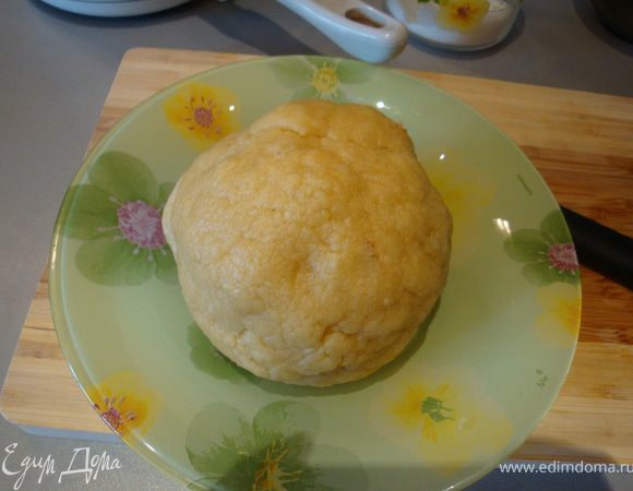 Скатываем колобок, накрываем пищевой пленкой и убираем в холдильник на 30 минут