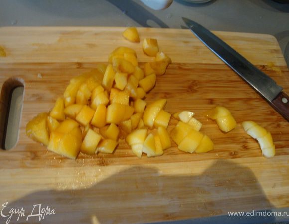 Чистим, вынимаем косточки и режем крупными кубиками 4 твердых абрикоса