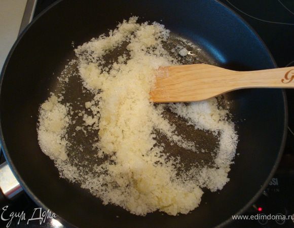 На сковороду кладем 1 ст.л. сливочного масла и сахар. Топим минут 10.