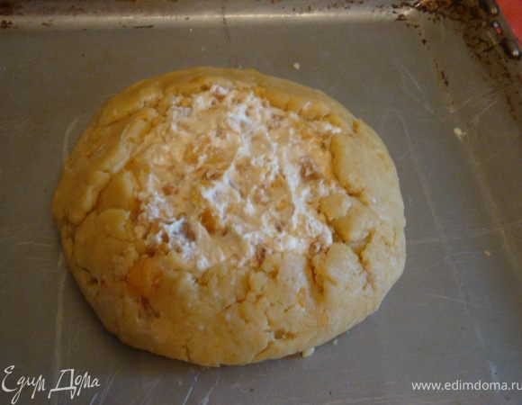 Смешиваем творог и абрикосы. Смазываем противень сливочным маслом, раскатываем наше тесто. Выладываем на него начинку и загинаем края. Выпекаем около часа при Т 180С. Bon appetit! 