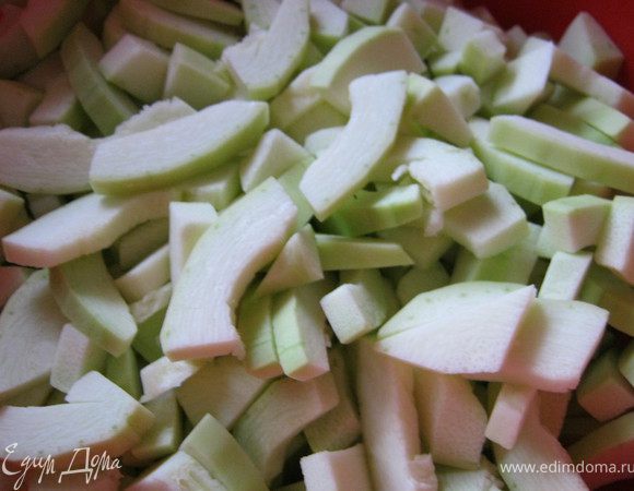 Почистить помытые кабачки от шкурки и семян.Порезать соломкой или кубиками.