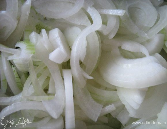 Почистить лук.Порезать полу кольцами.