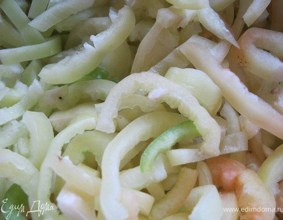 Почистить помытый перец.Нарезать соломкой.