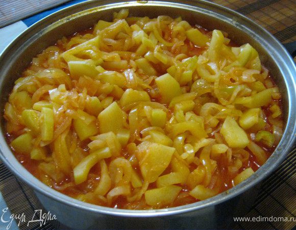 В пяти литровую кастрюлю вылить сок,растительное масло.Всыпать соль сахар.Дать соусу закипеть и всыпать к нему кабачки и лук.С момента закипания проварить 10минут.