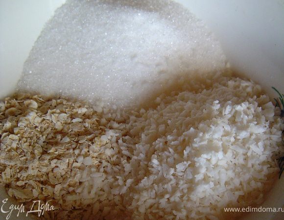 Масло комнатной температуры соединяем с сахаром, ванильным сахаром и взбиваем. В эту смесь вводим по одному яйца и взбиваем до однородной массы. Муку смешиваем с овсяными хлопьями, разрыхлителем и добавляем к масляной смеси. Перемешиваем до однородной консистенции. Вишню промываем и удаляем косточки. 