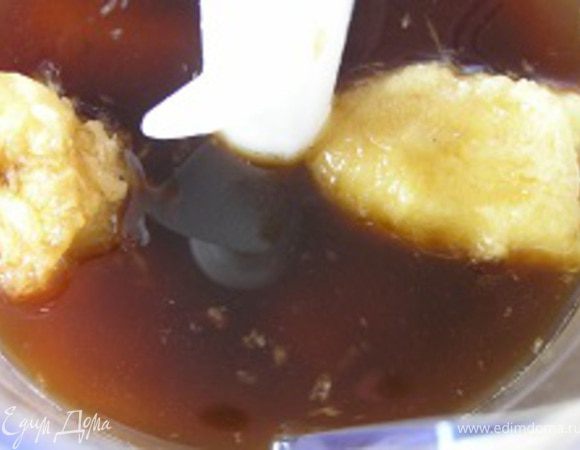 Все ингредиенты поместить в чашу блендера.