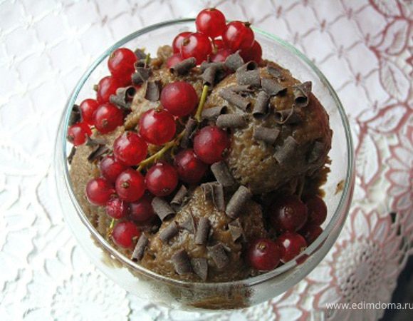 Готовый десерт разложить по креманкам, украсить веточками смородины и шоколадной стружкой.