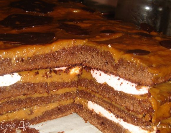 Сверху торт украсить шоколадом. Я его растапливала на водяной бане и выливала из него монетки и розочки (их нужно предварительно заморозить).